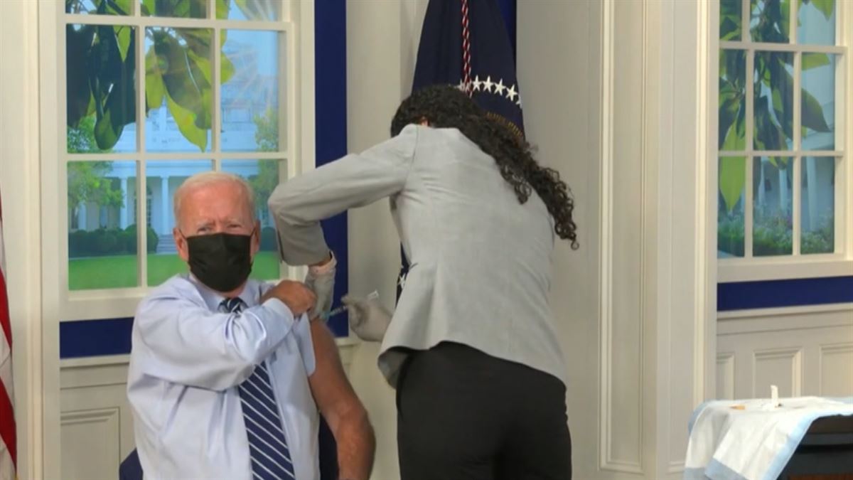 Joe Biden recibe la dosis de refuerzo de la vacuna
