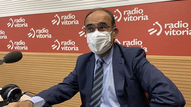 Jaime Tapia en los estudios de Radio Vitoria.