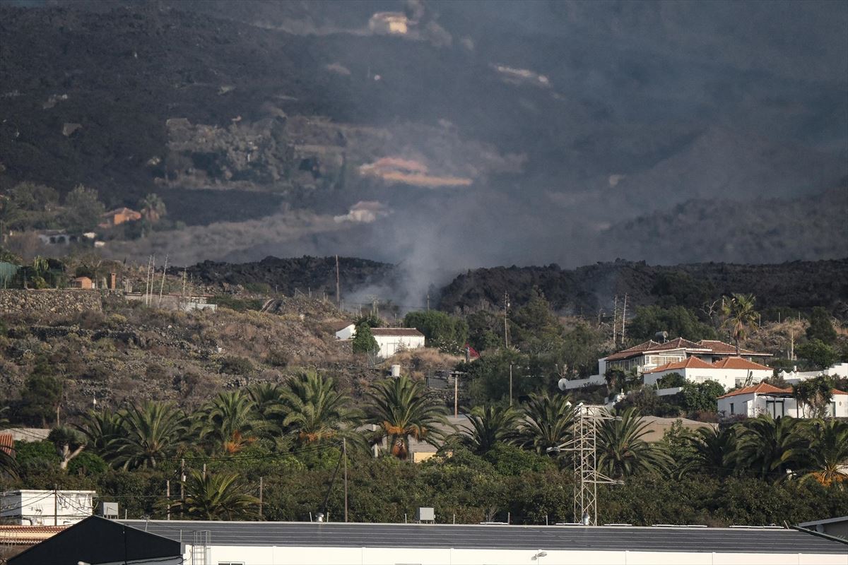  La colada de lava del volcán Cumbre Vieja de La Palma por encima del pueblo palmeño de Todoque