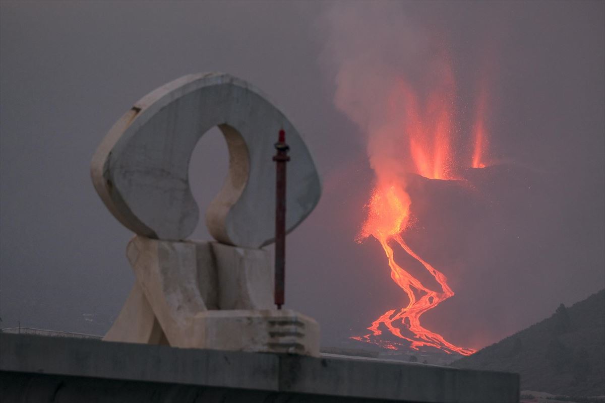 Las coladas del volcán avanzan hacia el mar. Foto: EFE.