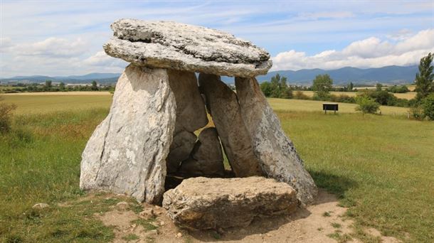 La arqueología y la leyenda entorno a los dólmenes de Sorginetxe y Aizkomendi