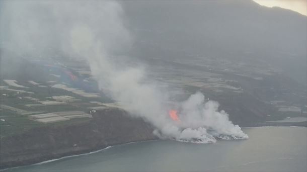 La lava del volcán de La Palma llega al mar. Foto: EFE