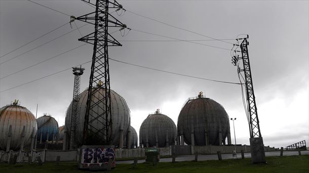 Depósitos de gas de Repsol en La Campa Torres de Gijón (Asturias). Foto: EFE