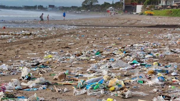 Carlos de Prada:"Se han encontrado restos de plástico en la cerveza, el azúcar y la sal marina" 