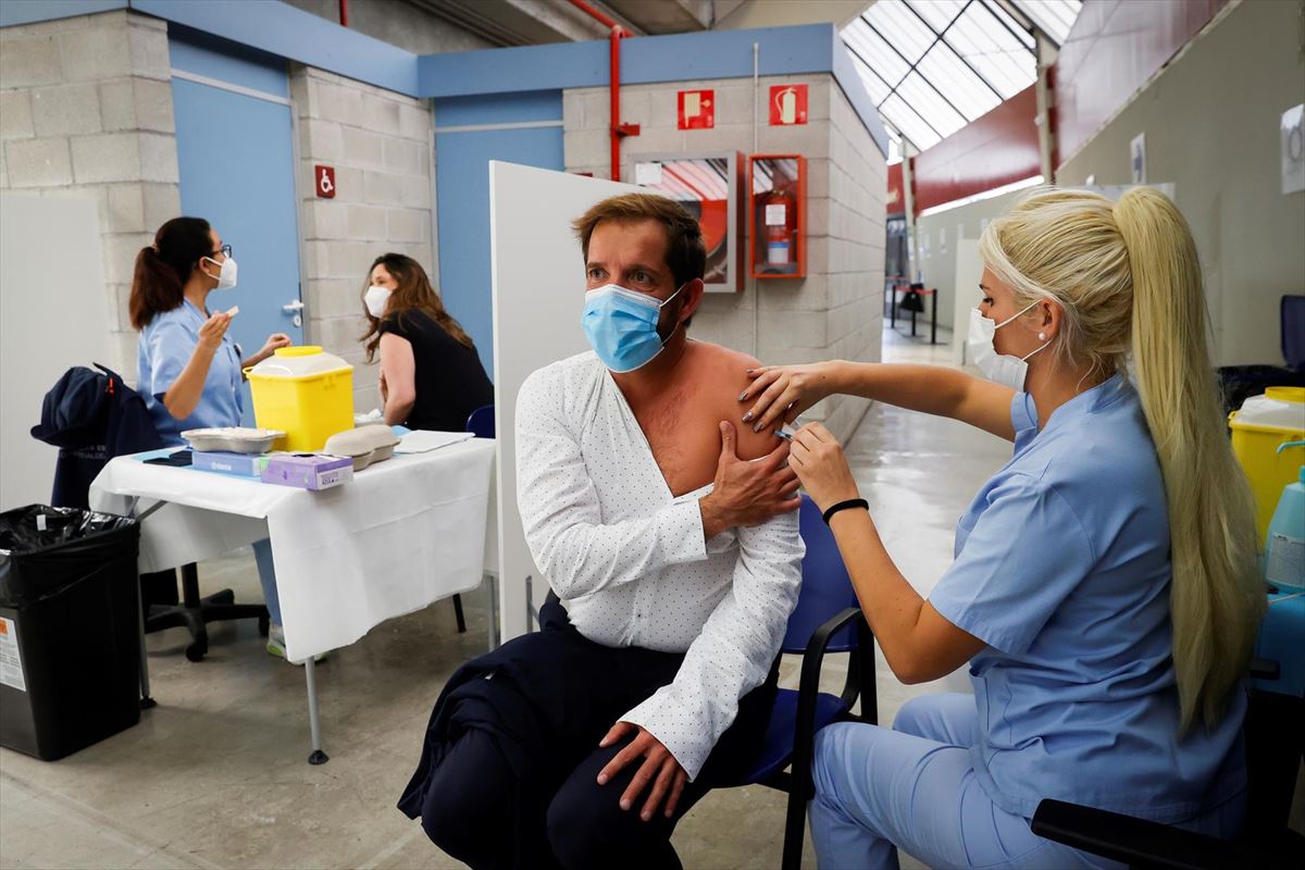 Un hombre recibe la vacuna contra la covid-19. EFE