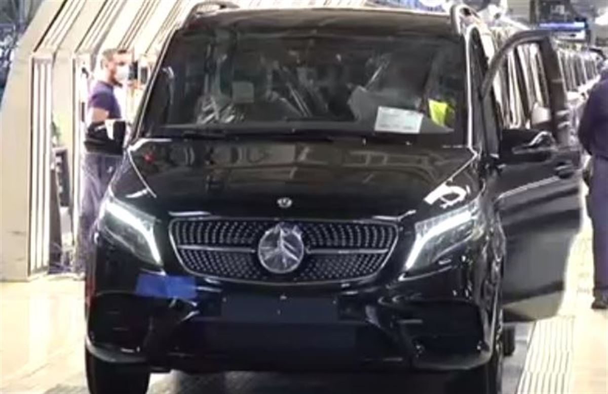Cadena de montaje de Mercedes en Vitoria-Gasteiz. Imagen obtenida de un vídeo de EiTB Media.