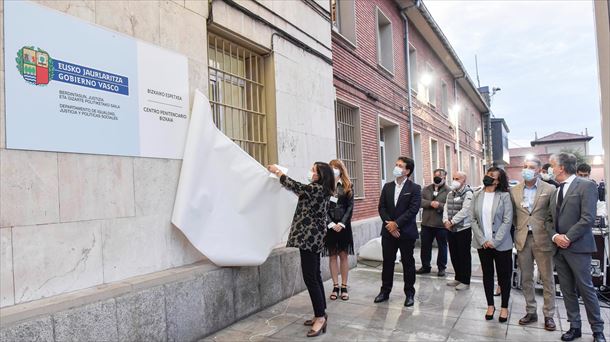 Imagen del acto simbólico de la transferencia de prisiones en Basauri. Foto: EFE.