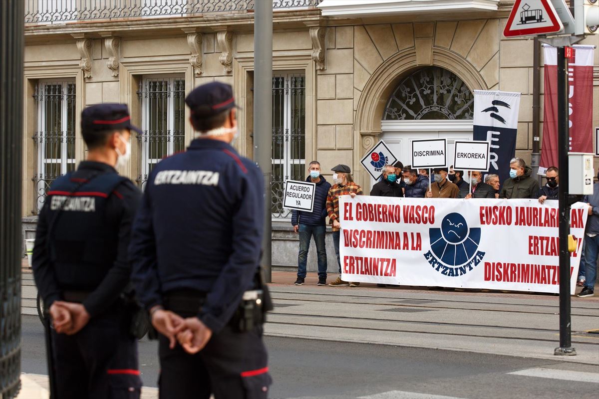 Una protesta del sindicato ErNE ante el Parlamento Vasco. Foto de archivo: EFE