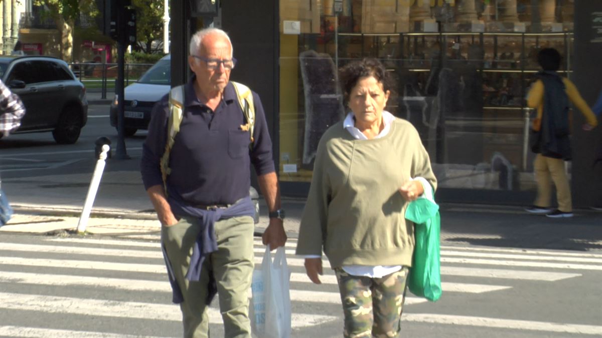 Un hombre y una mujer paseando. Imagen obtenida de un vídeo de EITB.