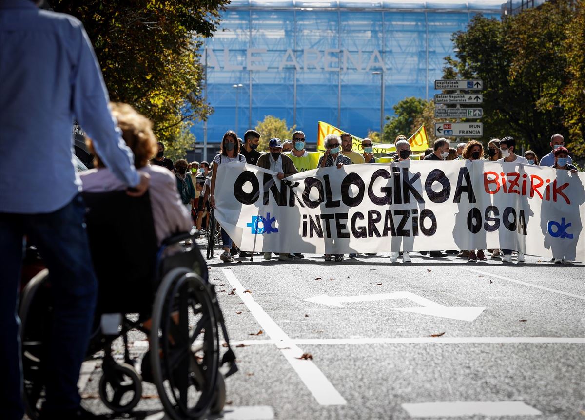 Personal de Onkologikoa en la manifestación de hoy en Donostia. Foto: EFE