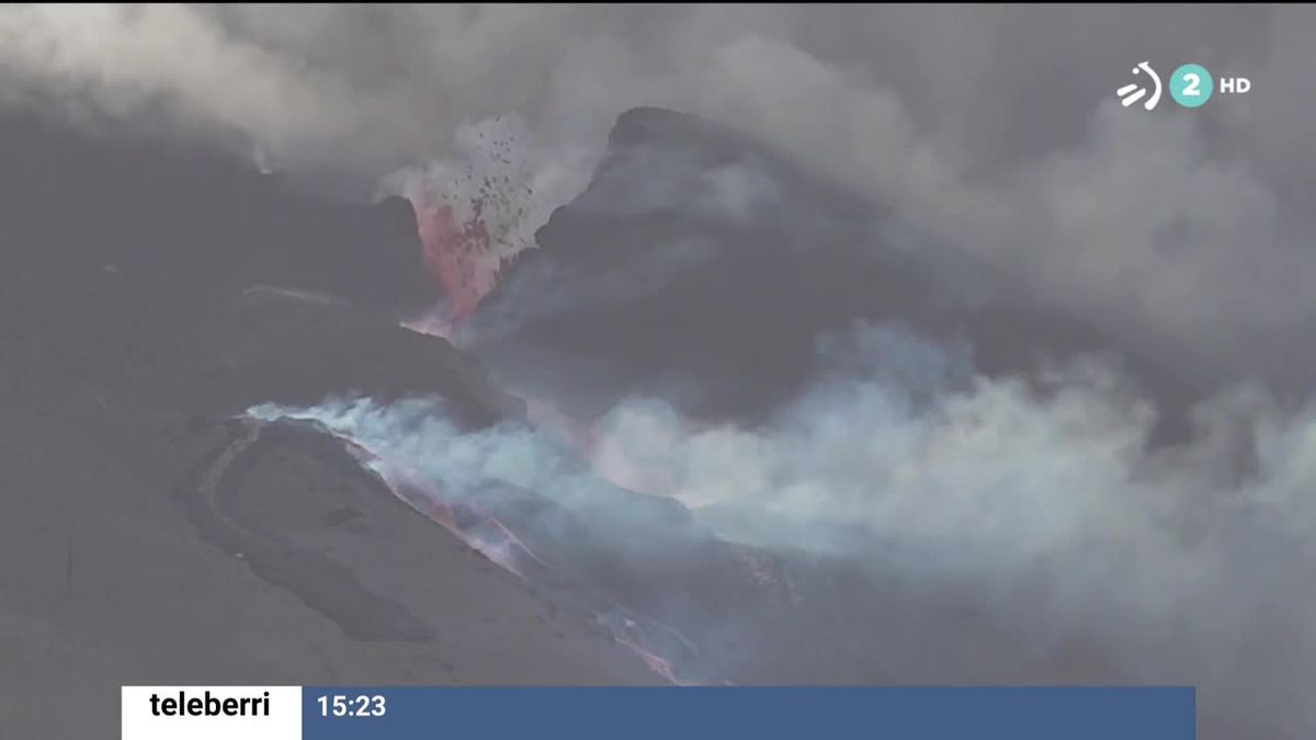 Ríos de lava en La Palma. Imagen obtenida de un vídeo de EITB Media.