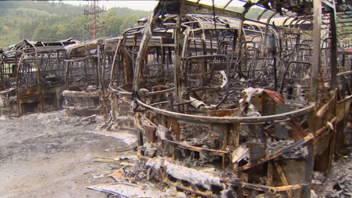 Doce autobuses de Bizkaibus arden en cocheras, en un incendio fortuito