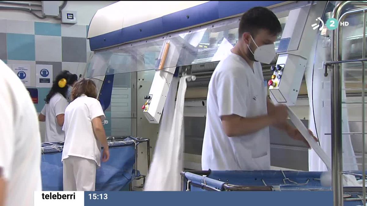 Personal trabajando en la lavandería del hospital. Imagen obtenida de un vídeo de EITB Media.