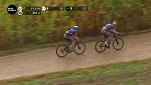 Ataque de Van der Poel a falta de 70 kilómetros para dejar atrás al grupo de Van Aert