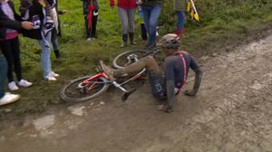 Gianni Mosconek zulatua eta erorikoa izan ditu bata bestearen atzetik, lau kilometroren bueltan