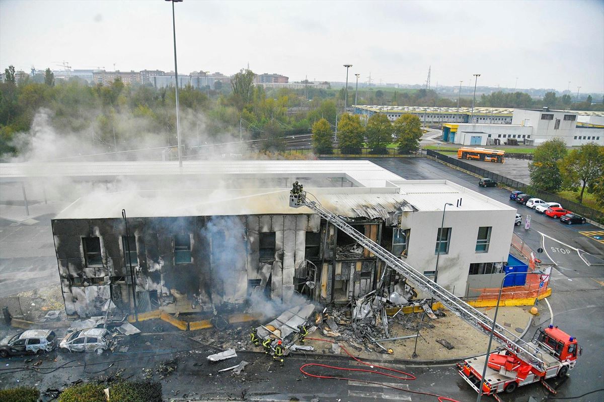 El edificio ha quedado destruido tras el impacto. Foto: EFE