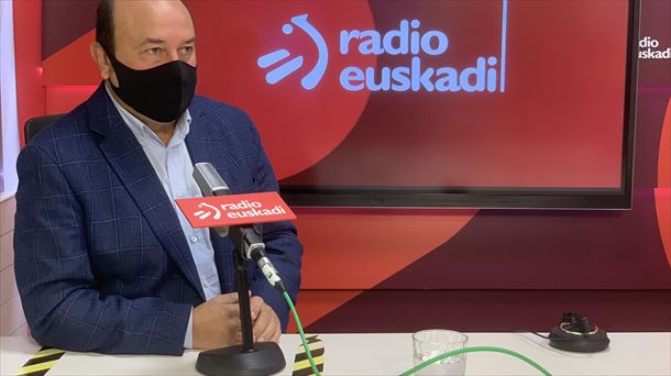 Ortuzar, en los estudios de Radio Euskadi. Foto: EITB Media