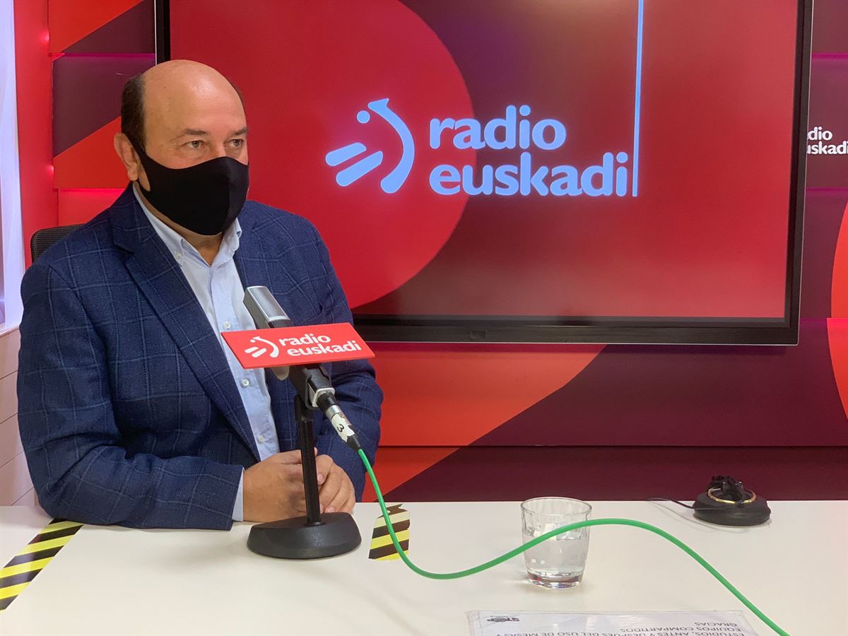 Ortuzar, en los estudios de Radio Euskadi. 