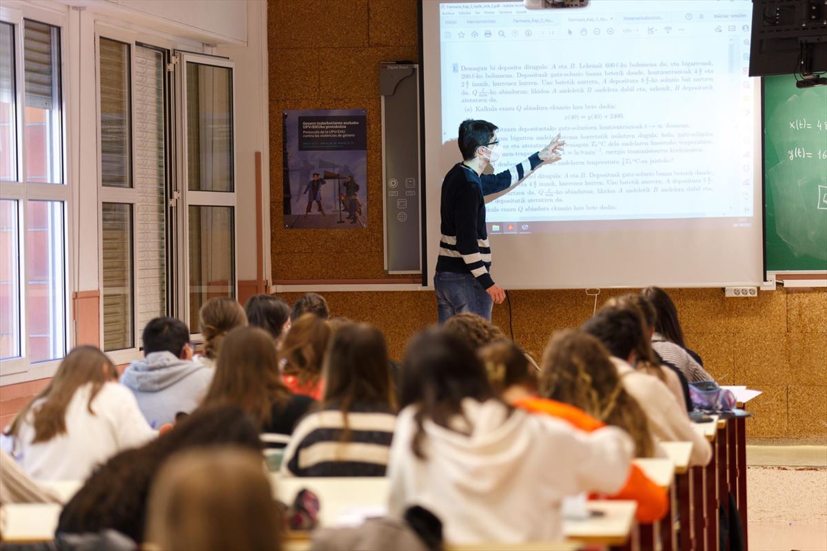 Un grupo de alumnos y su profesor durante una clase. Foto de archivo: EFE