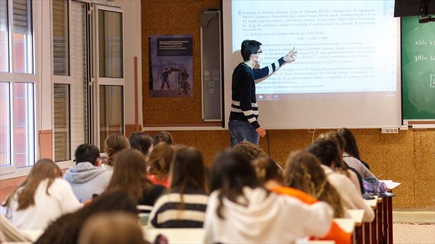 Miguel Henares: "Profesorado y alumnado de la UPV-EHU de Gasteiz dan la clase con abrigos. Hace mucho frío"