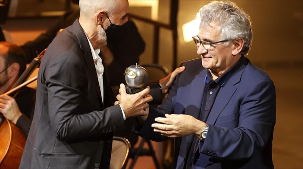 El dramaturgo navarro Alfredo Sanzol recibe el Premio Max de la mano de Bernardo Atxaga. Foto: EFE