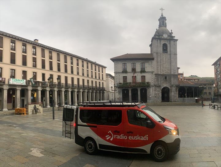 La unidad móvil de Radio Euskadi en Laudio