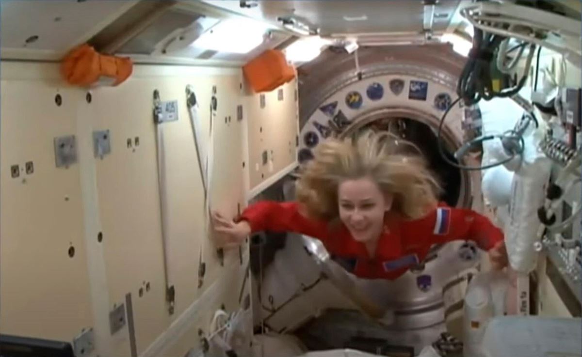 La actriz Yulia Peresild entra en la Estación Espacial Internacional.
