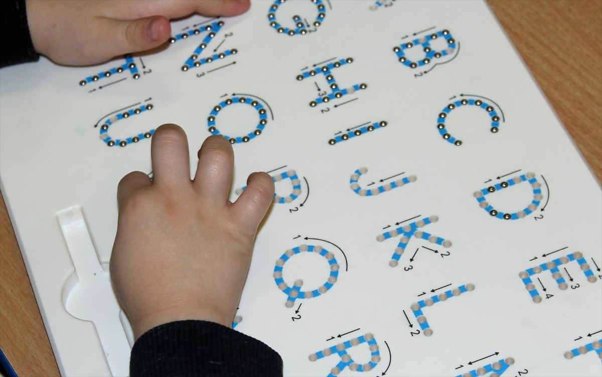 Un niño aprendiendo las letras. Foto: Pixabay