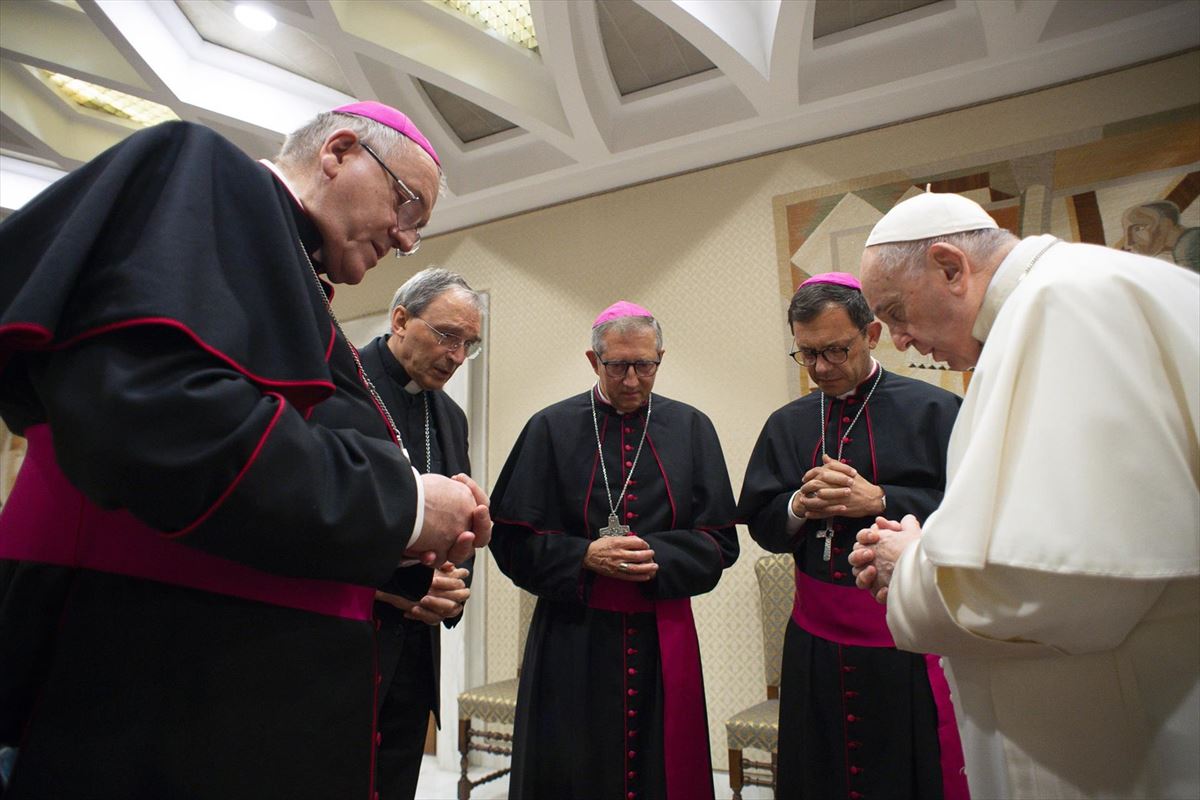 El papa Francisco reza por las víctimas de abusos sexuales perpetrados por la Iglesia. Foto: EFE