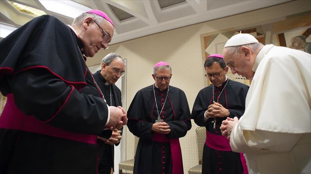 El papa Francisco reza por las víctimas de abusos sexuales perpetrados por la Iglesia. Foto: EFE