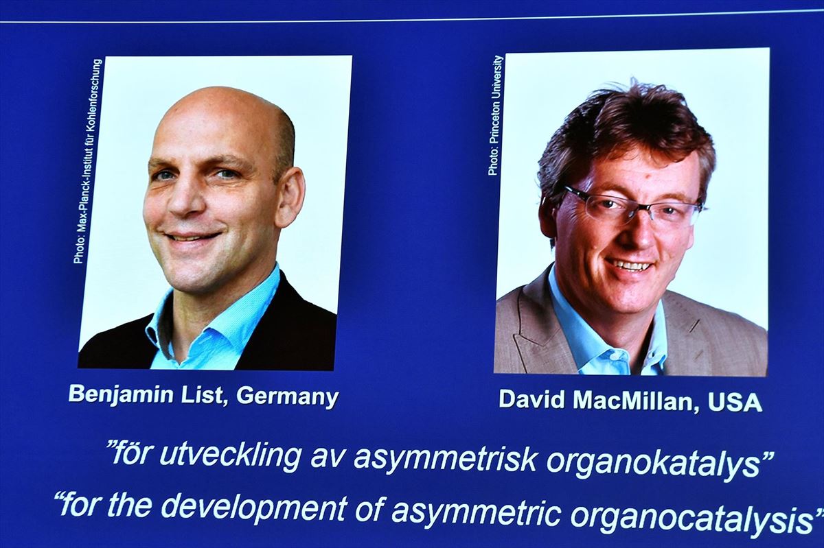 Los científicos Benjamin List y David MacMillan. Foto: EFE