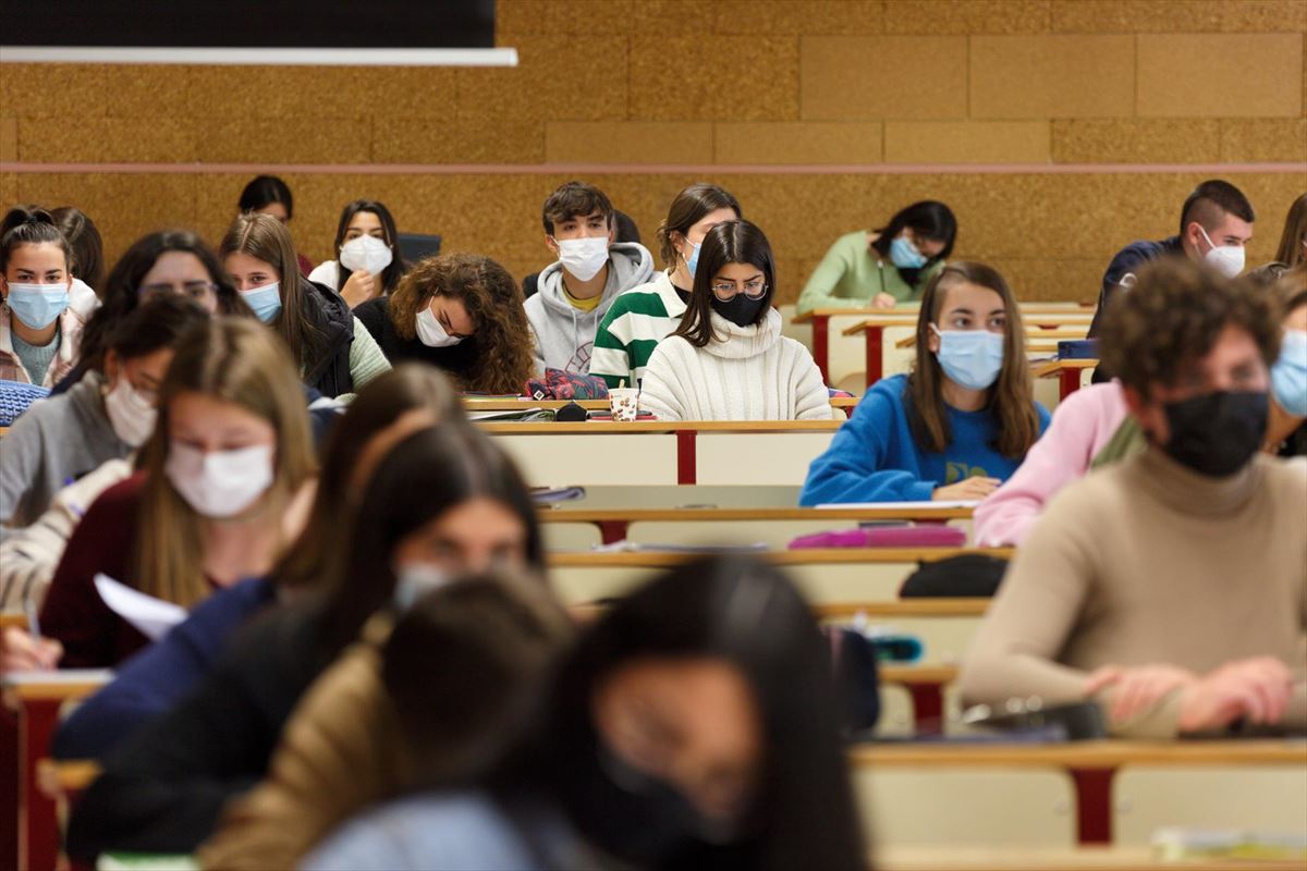 Alumnos durante un clase en el campus de la UPV-EHU de Vitoria-Gasteiz. Foto de archivo: EFE