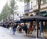 Bruselas pide ampliar la prohibición de fumar y vapear a terrazas, piscinas, parques y paradas de autobús