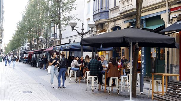 Bilboko Ledesna kaleko terraza bat. Argazkia: EFE