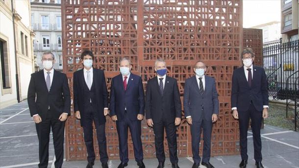 Foto de familia de los tres diputados, Pedro Azpiazu, el lehendakari y el presidente de Eudel