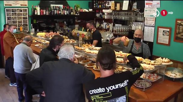 Personas consumiendo en barra. Imagen obtenida de un vídeo de EITB Media.