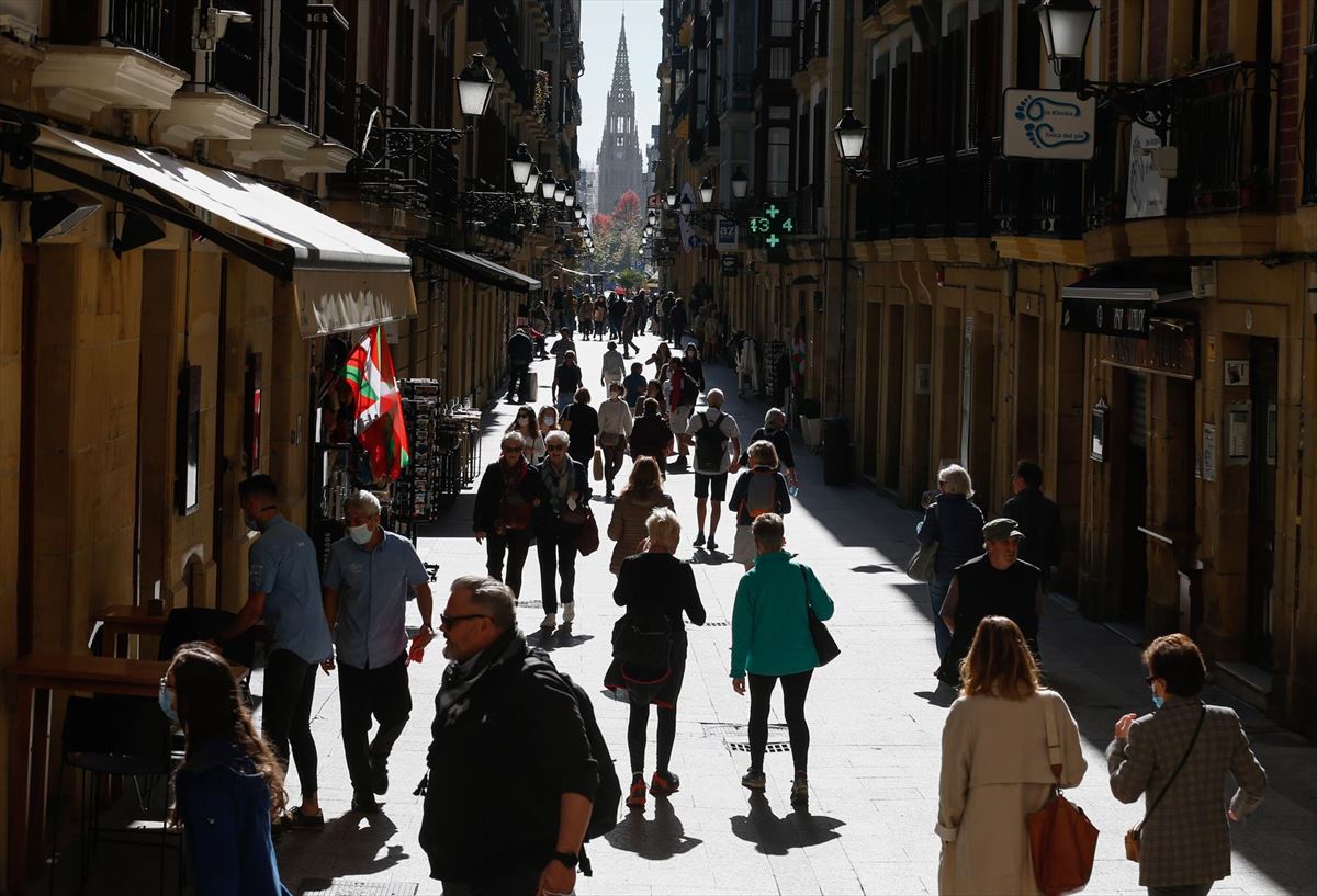 Gente pasea por la Parte Vieja de San Sebastián. 