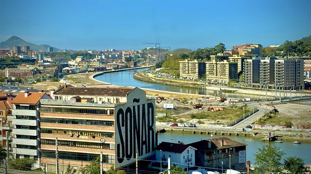 Vistas a la ciudad de Bilbao desde la sede de EiTB - Mural 'Soñar', del madrileño SpY