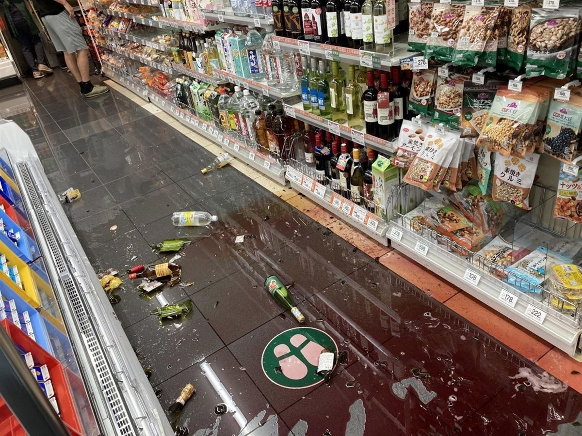 Botellas rotas en un supermercado de Tokio.