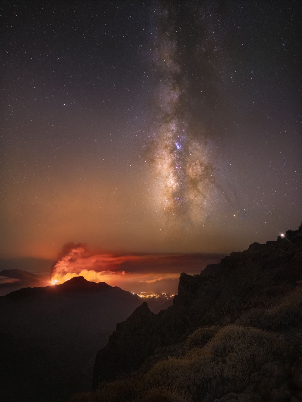 El volcán de La Palma y la Vía Láctea, visibles en la fotografía de Imanol Zuaznabar.