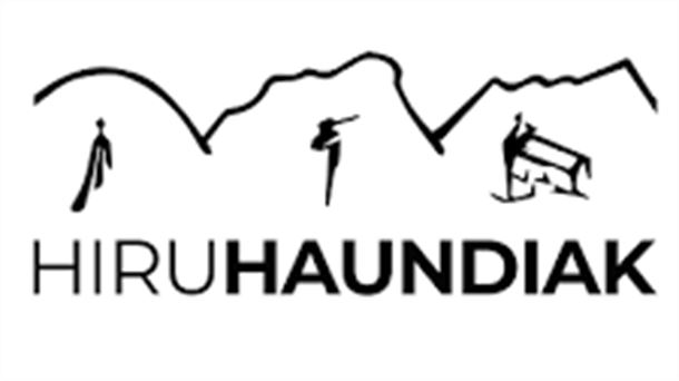 Dos montañeros a punto de comenzar el reto 'Hiru Haundiak'