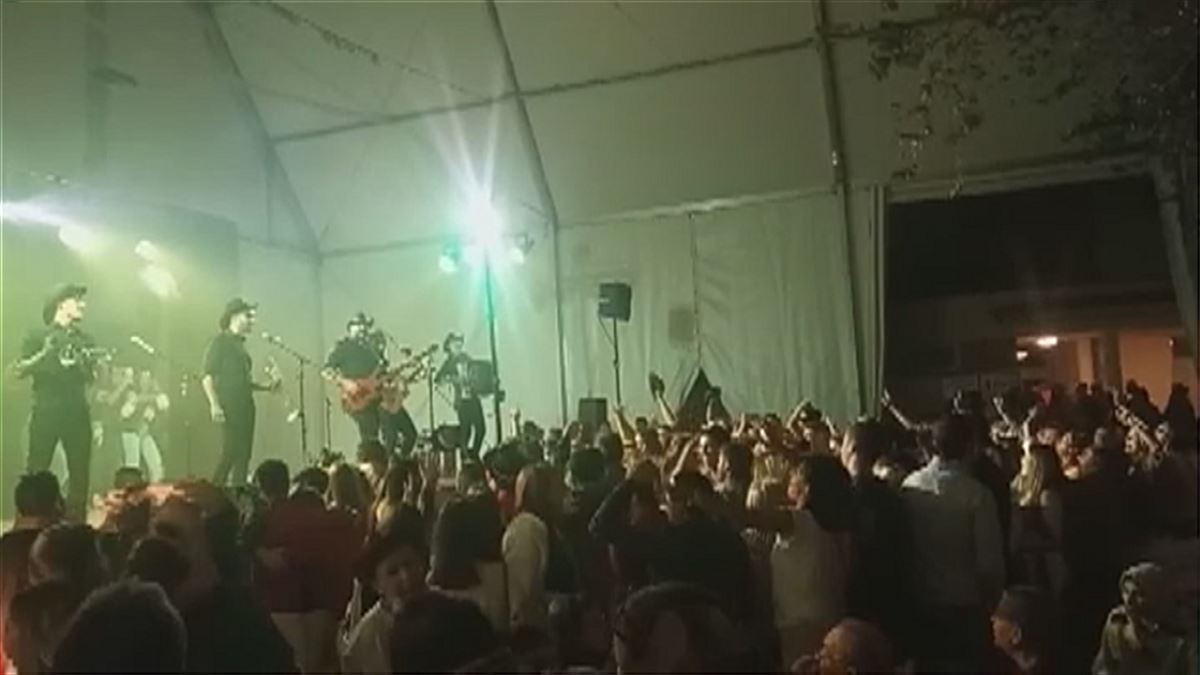 Vieja normalidad en el concierto de Puro Relajo en las fiestas de Carcastillo