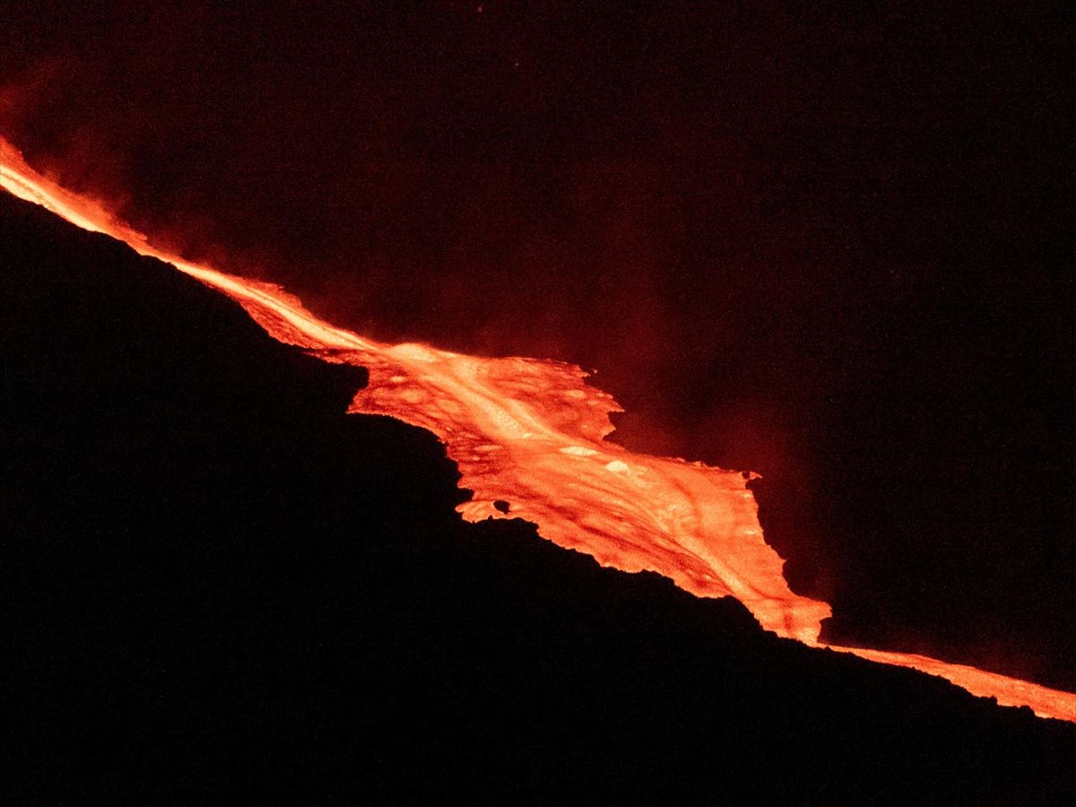La cara norte del volcán de La Palma se ha derrumbado de forma parcial. Foto: EFE
