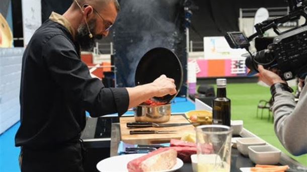 Javi Sierra, Gastroshow erakustaldian, Iradier Arenan. (Argazkia: EITB Media)