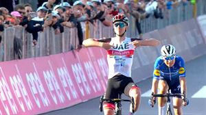 Tadej Pogacar, del UAE, deja huella en Lombardía