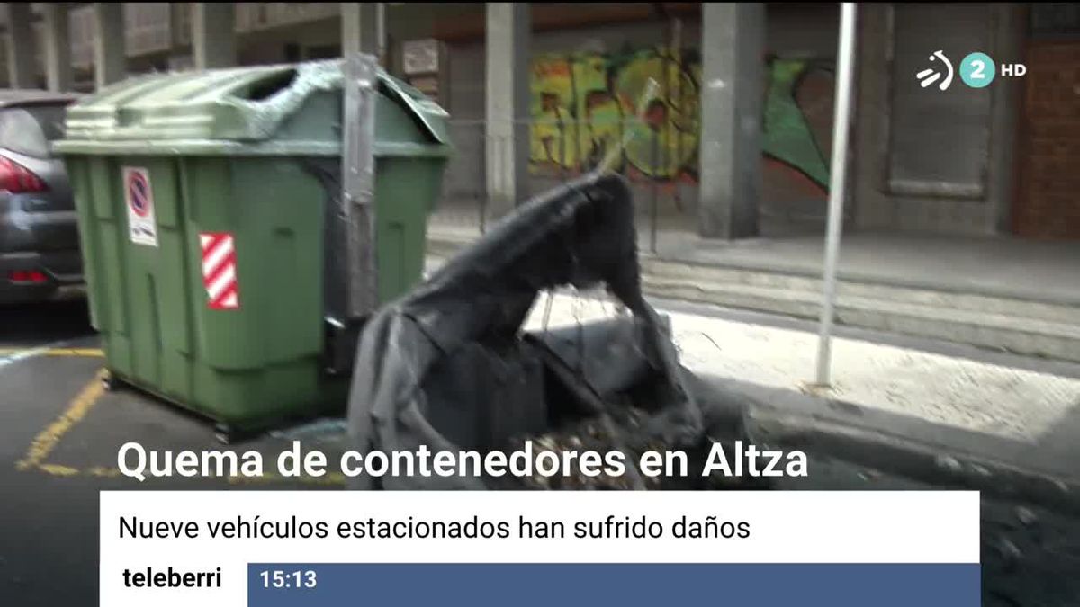 Contenedores quemados en el barrio de Altza. Imagen obtenida de un vídeo de EiTB Media.