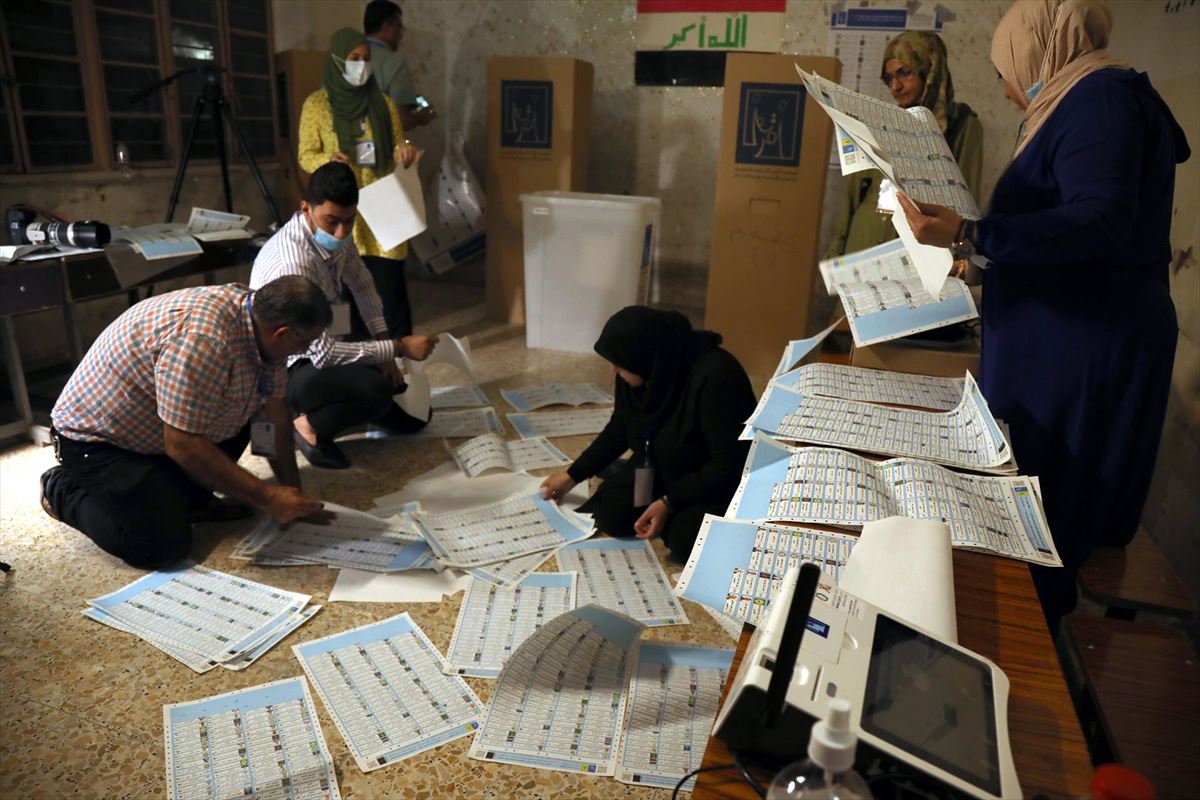 Recuento de votos en un colegio electoral de Bagdad, Irak