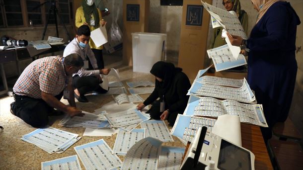 Recuento de votos en un colegio electoral de Bagdad, Irak