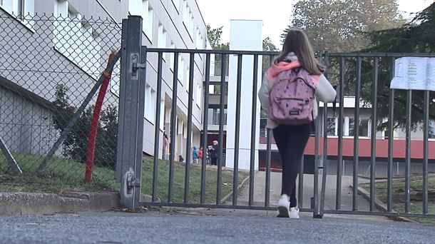 Una alumna entrando a un centro educativo de Iparralde