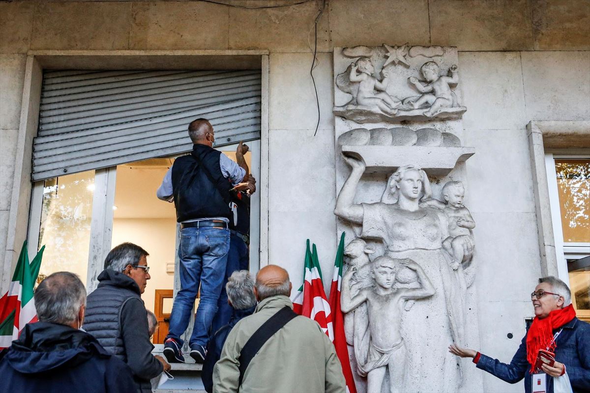 La sede del sindicato CGIL asaltada el sábado por Forza Nuova. Foto: EFE